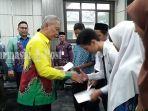 bupati-hst-menyerahkan-bantuan-kepada-lima-siswa-hst.jpg