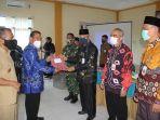 bupati-hst-saat-serah-terima-jabatan-pembakal.jpg