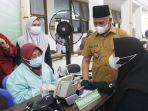 bupati-hsu-h-abdul-wahid-hk-memantau-vaksinasi-covid-19-di-ponpes-rasyidiyah-khalidiyah.jpg