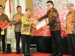 bupati-hsu-h-abdul-wahid-hk-menerima-penghargaan-dari-menpan-rb-tjahjo-kumolo-rabu-2622020.jpg
