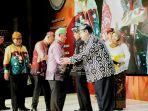 bupati-hsu-h-abdul-wahid-hk-saat-terima-di-sakip-award-2019.jpg