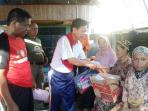 bupati-kabupaten-tapin-hm-arifin-arpan-korban-kebakaran-di-kelurahan-kupang_20150605_092505.jpg