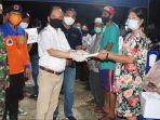 bupati-kapuas-ben-brahim-s-bahat-menyerahkan-bantuan.jpg