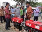 bupati-serahkan-bantuan-24-unit-mesin-kapal.jpg