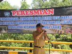 bupati-tabalong-h-anang-syakhfiani-menyampaikan-arahan-saat-peresmian-jembatan-slab-beton-desa-habau_20180129_184621.jpg