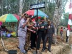 bupati-tabalong-h-anang-syakhfiani-saat-meresmikan-jalan-penghubung_20180206_181353.jpg