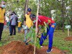 bupati-tala-h-sukamta-menanam-bibit-kayu-ulin-di-hutan-kota.jpg