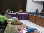 bupati-tala-h-sukamta-saat-rapat-terkait-dampak-ekonomi-dari-covid-19.jpg