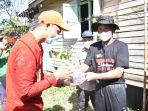 bupati-tala-hm-sukamta-menyerahkan-bibit-pohon-penghijauan-kepada-warga.jpg