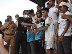 bupati-tala-hm-sukamta-menyerahkan-piala-kepada-juara-bupati-cup-2021.jpg