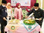 bupati-tanbu-dr-hm-zairullah-azhar-potong-tumpeng-pada-peringatan-hari-ibu-selasa-21122021.jpg
