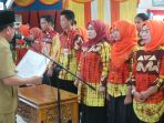 bupati-tapin-arifin-arpan-mengukuhkan-pengurus-p2tp2a_20161122_143421.jpg