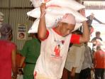 buruh-pengangkut-beras-bulog-saat-mendistribusikan-beras-dari-gudang-ke-kelurahan-palangkaraya_20150506_085704.jpg