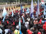 buruh-yang-tergabung-dalam-federasi-serikat-pekerja-logam_20151030_151747.jpg