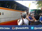 bus-yang-membawa-rombongan-aremania-diberangkatkan-dari-depan-balai-kota-malang-jawa-timur_20160402_175956.jpg