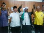 cagub-sugianto-dan-habib-ismail-diapit-pengurus-parpol_20150730_094611.jpg