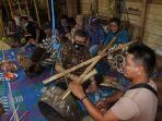 calon-bupati-balangan-ansharuddin-ikut-bermain-alat-musik.jpg