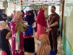 camat-bataguh-yan-safriansyah-saat-berada-di-desa-tamban-luar-kecamatan.jpg