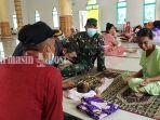camat-kurau-m-anang-pandi-danramil-05-kuraubumimakmur-kapten-inf-perri-jenguk-pengungsi.jpg