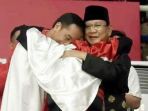 capture-presiden-jokowi-dan-prabowo-berpelukan-di-asian-games-2018_20180829_200026.jpg