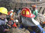cari-korban-di-pabrik-karet-ambruk-Desa-Lianganggang-kabupaten-Tala-kalsel-Kamis-09032023.jpg