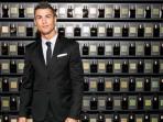 cristiano-ronaldo-berpose-di-depan-deretan-parfum_20151102_083514.jpg