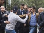 cristiano-ronaldo-didatangi-seorang-fan-saat-tiba-di-siprus_20171121_083517.jpg