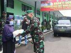 dadim-1003-kandangan-letkol-arm-dedy-soehartono-menyerahkan-bantuan-beras.jpg