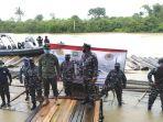 danlanal-kotabaru-letkol-laut-p-kotabaru-pantau-kayu-log-illegal.jpg