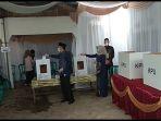 darmawan-jaya-saat-memberikan-hak-suaranya.jpg