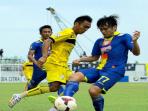 dedy-hartono-vs-juan-revi-arema.jpg