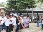 demo-di-BPKP-Kalsel-tuntut-penuntasan-kasus-perjalanan-fiktif-DPRD-Kabupaten-Banjar-27122022.jpg