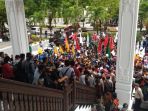 demo-mahasiswa-di-dprd-kalsel-121_20170112_125009.jpg