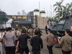demonstrasi-di-depan-gerbang-utama-gedung-dpr-ri-senayan-jakarta-pada-senin-1142022.jpg