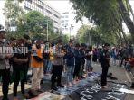 depan-gedung-dprd-provinsi-kalsel-salat-zuhur-pengunjukrasa-dengan-polisi-kamis-8102020.jpg