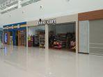 deret-stan-beragam-produk-di-terminal-baru-bandara-internasional-syamsudin-noor.jpg