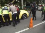 detik-detik-saat-pengemudi-vw-kuning-diminta-menepi-di-pos-penyekatan-sebelum-tabrak-polisi.jpg