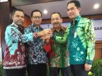 dewan-komisaris-bank-kalsel-dari-kiri-syahrituah-siregar-ary-bastari-zulfadli-gazali-hatmansyah_20170112_163514.jpg