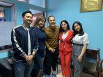 dewi-perssik-dan-suami-saat-menjenguk-saipul-jamil.jpg