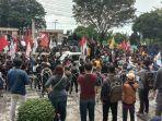 di-palangkaraya-kamis-8102020-saat-melakukan-aksi-di-depan-gedung-dprd-kalteng.jpg