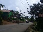 diduga-tak-kuat-menahan-beban-salah-satu-tiang-beton-listrik-roboh-dan-patah_20180131_175100.jpg
