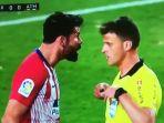 diego-costa-saat-menerima-kartu-merah-pada-laga-barcelona-vs-atletico-madrid.jpg