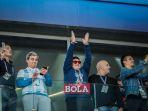 diego-maradona-menyapa-suporter-saat-menyaksikan-laga-argentina-vs-islandia.jpg