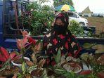 dina-salah-seorang-penjual-tanaman-hias-di-banjarbaru.jpg