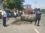 dinas-perhubungan-kabupaten-balangan-memindahkan-ban-besar.jpg