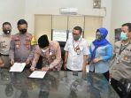 dirut-bank-kalsel-agus-syabarrudin-tengahpakai-peci-menandatangi-mou-bersama-polda-kalsel.jpg