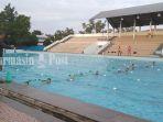 djuhdiannor-atau-om-ateng-bimbing-atlet-latihan-di-kolam-gor-hasanuddin-hm-banjarmasin.jpg