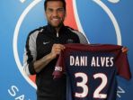 dok-psg-dani-alves-resmi-bergabung-dengan-paris-saint-germain_20170713_053142.jpg