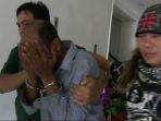 dokter-helmi-saat-dibawa-penyidik-untuk-diperiksa-di-mapolda-metro-jaya_20171113_133459.jpg
