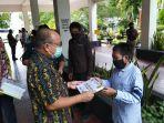 dony-usman-penyerahan-secara-simbolis-kartu-prakerja-dari-bupati-tabalon.jpg